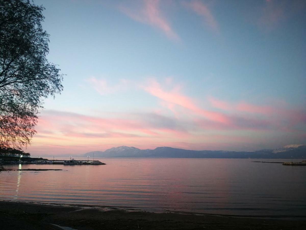 Explore Greece From Near The Sea Apartment Chalkís Exterior foto